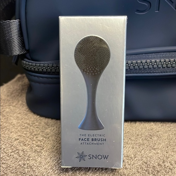 Snow Electric Toothbrush Set with Accessories - Picture 2 of 10